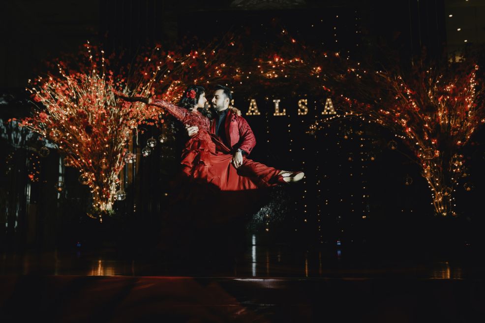 Cocktail-dance-performance-by-bride-and-groom