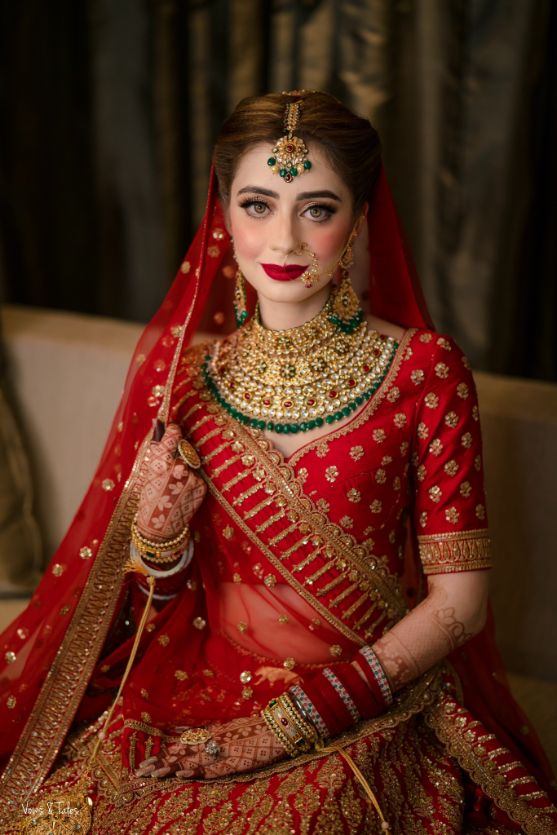 Red lehenga green on sale jewellery