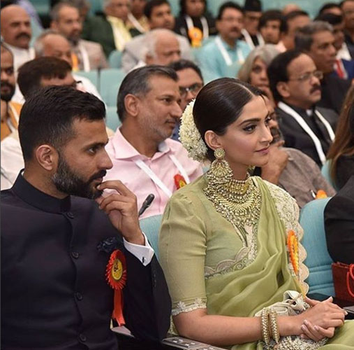 Sonam-at-the-national-fim-awards-with-boyfriend